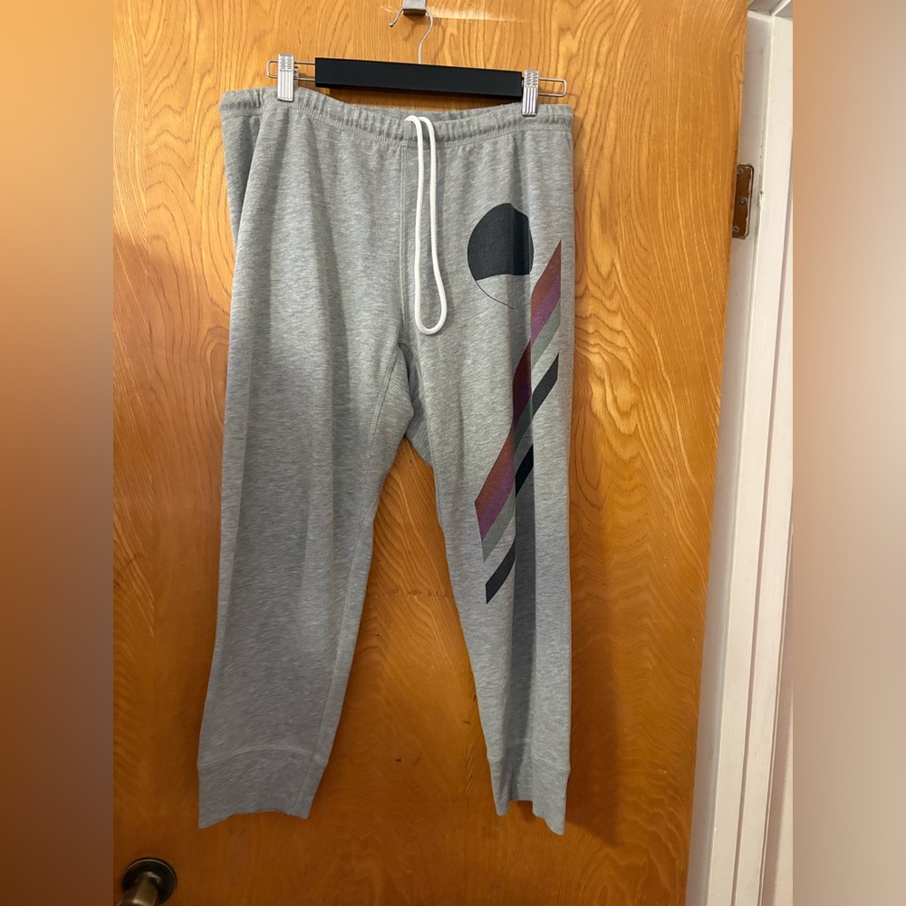 FreeCity Gray cropped Sweatpants with Geometric Design (size 4-XL)
